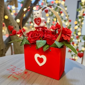 Valentin-napi piros táska � örök rózsákkal és macival - otthon & életmód - virágdekoráció - virágok - virágbox - Meska.hu