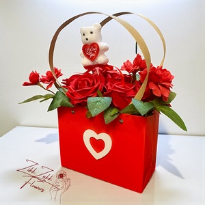 Valentin-napi piros táska � örök rózsákkal és macival, Otthon & Életmód, Virágdekoráció, Virágok, Virágbox, , MESKA