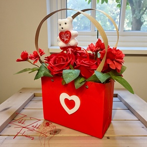Valentin-napi piros táska � örök rózsákkal és macival - otthon & életmód - virágdekoráció - virágok - virágbox - Meska.hu