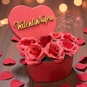 Piros szív doboz � piros rózsákkal, Valentin Napra felirattal - otthon & életmód - virágdekoráció - virágok - virágbox - Meska.hu