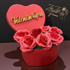 Piros szív doboz � piros rózsákkal, Valentin Napra felirattal - otthon & életmód - virágdekoráció - virágok - virágbox - Meska.hu