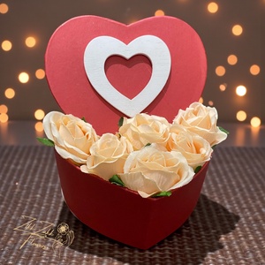Szív doboz � krém rózsákkal - otthon & életmód - virágdekoráció - virágok - virágbox - Meska.hu