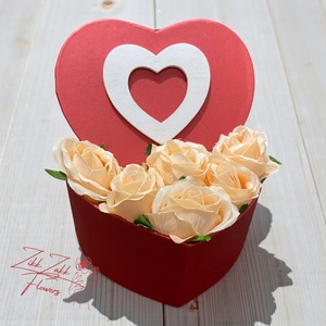 Szív doboz � krém rózsákkal - Meska.hu