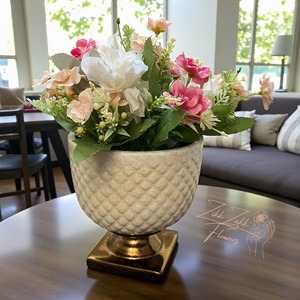 Krém-arany kaspós tavaszi örök virágkompozíció - ünnepi díszek, dekorációk - húsvéti díszek és dekorációk - húsvéti asztaldíszek - Meska.hu