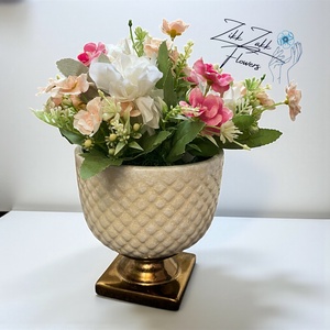 Krém-arany kaspós tavaszi örök virágkompozíció - ünnepi díszek, dekorációk - húsvéti díszek és dekorációk - húsvéti asztaldíszek - Meska.hu