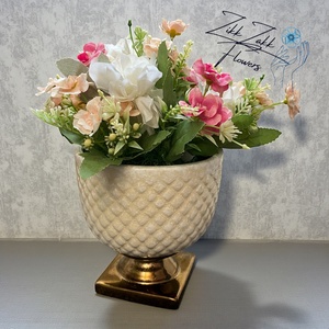 Krém-arany kaspós tavaszi örök virágkompozíció - ünnepi díszek, dekorációk - húsvéti díszek és dekorációk - húsvéti asztaldíszek - Meska.hu