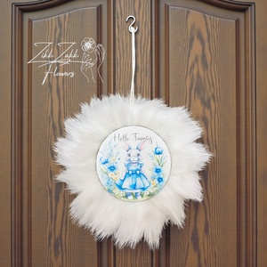 Fehér prémes húsvéti ajtódísz Hello Tavasz nyuszis táblával - ünnepi díszek, dekorációk - húsvéti díszek és dekorációk - húsvéti ajtódísz, kopogtató - Meska.hu