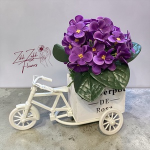 Lila Virágos Biciklis Dekor Kompozíció - ünnepi díszek, dekorációk - húsvéti díszek és dekorációk - húsvéti asztaldíszek - Meska.hu