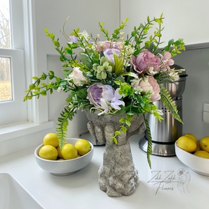 Kéz formájú kaspó virágkompozícióval - otthon & életmód - virágdekoráció - virágdíszek - asztali virágdísz - Meska.hu