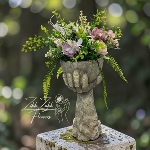 Kéz formájú kaspó virágkompozícióval - otthon & életmód - virágdekoráció - virágdíszek - asztali virágdísz - Meska.hu