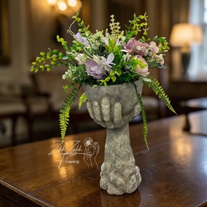 Kéz formájú kaspó virágkompozícióval - otthon & életmód - virágdekoráció - virágdíszek - asztali virágdísz - Meska.hu