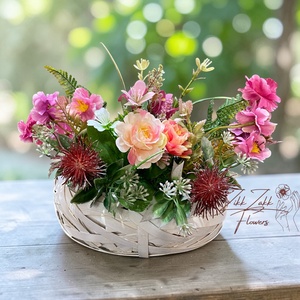 Vegyes virág kompozíció fonott kosárban - otthon & életmód - virágdekoráció - virágdíszek - asztali virágdísz - Meska.hu