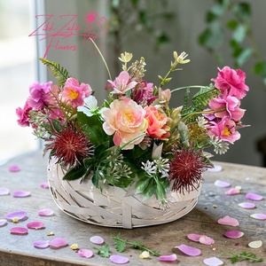 Vegyes virág kompozíció fonott kosárban - otthon & életmód - virágdekoráció - virágdíszek - asztali virágdísz - Meska.hu