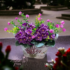 Ibolya kompozíció levendulás fém kaspóban - otthon & életmód - virágdekoráció - virágdíszek - asztali virágdísz - Meska.hu