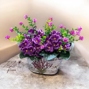 Ibolya kompozíció levendulás fém kaspóban - otthon & életmód - virágdekoráció - virágdíszek - asztali virágdísz - Meska.hu