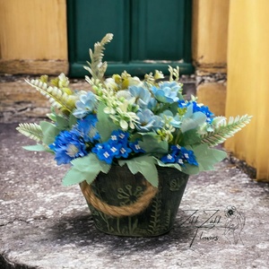 Kék virág kompozíció rusztikus kaspóban - otthon & életmód - virágdekoráció - virágdíszek - asztali virágdísz - Meska.hu