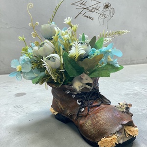 Egérkés bakancs kaspó virágkompozícióval - Meska.hu