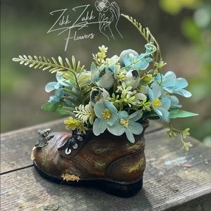 Egérkés bakancs kaspó virágkompozícióval - otthon & életmód - dekoráció - asztal és polc dekoráció - asztaldísz - Meska.hu