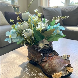 Egérkés bakancs kaspó virágkompozícióval - otthon & életmód - dekoráció - asztal és polc dekoráció - asztaldísz - Meska.hu