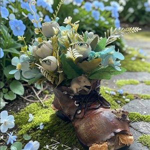 Egérkés bakancs kaspó virágkompozícióval - otthon & életmód - dekoráció - asztal és polc dekoráció - asztaldísz - Meska.hu