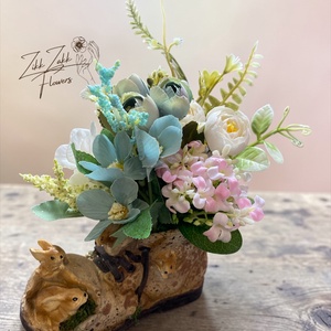 Nyuszis bakancs kaspó virágkompozícióval - otthon & életmód - dekoráció - asztal és polc dekoráció - asztaldísz - Meska.hu