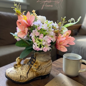 Mókusos bakancs kaspó tavaszi virágkompozícióval - Meska.hu