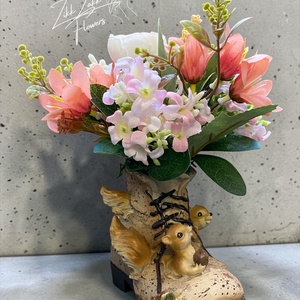 Mókusos bakancs kaspó tavaszi virágkompozícióval - otthon & életmód - virágdekoráció - virágdíszek - asztali virágdísz - Meska.hu