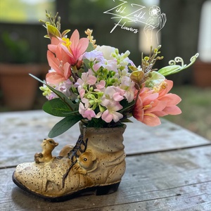 Mókusos bakancs kaspó tavaszi virágkompozícióval - otthon & életmód - virágdekoráció - virágdíszek - asztali virágdísz - Meska.hu