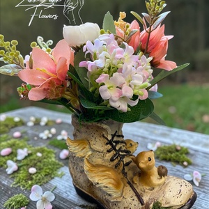 Mókusos bakancs kaspó tavaszi virágkompozícióval - otthon & életmód - virágdekoráció - virágdíszek - asztali virágdísz - Meska.hu