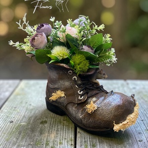 Egérkés bakancs kaspó lila virágkompozícióval - Meska.hu