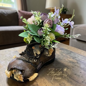 Egérkés bakancs kaspó lila virágkompozícióval - otthon & életmód - dekoráció - asztal és polc dekoráció - asztaldísz - Meska.hu