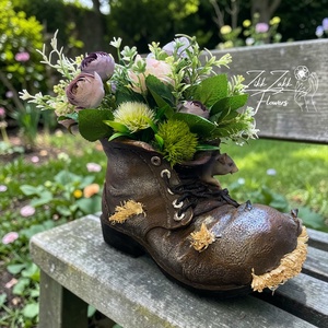 Egérkés bakancs kaspó lila virágkompozícióval - otthon & életmód - dekoráció - asztal és polc dekoráció - asztaldísz - Meska.hu