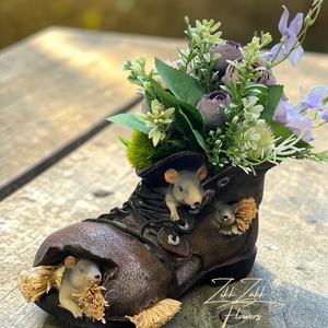 Egérkés bakancs kaspó lila virágkompozícióval - otthon & életmód - dekoráció - asztal és polc dekoráció - asztaldísz - Meska.hu