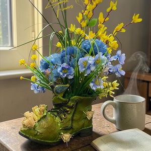 Madaras bakancs kaspó tavaszi virágkompozícióval - otthon & életmód - dekoráció - asztal és polc dekoráció - asztaldísz - Meska.hu