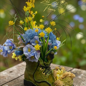 Madaras bakancs kaspó tavaszi virágkompozícióval - Meska.hu
