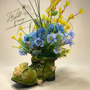 Madaras bakancs kaspó tavaszi virágkompozícióval - otthon & életmód - dekoráció - asztal és polc dekoráció - asztaldísz - Meska.hu