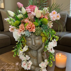 Virágos női fej kaspó tavaszi virágkompozícióval - otthon & életmód - dekoráció - asztal és polc dekoráció - asztaldísz - Meska.hu