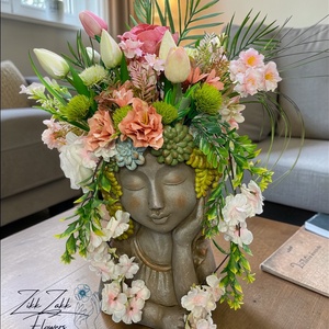 Virágos női fej kaspó tavaszi virágkompozícióval - otthon & életmód - dekoráció - asztal és polc dekoráció - asztaldísz - Meska.hu
