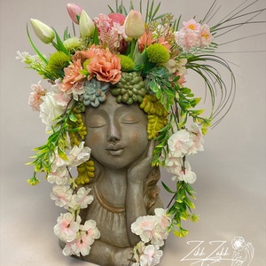 Virágos női fej kaspó tavaszi virágkompozícióval - Meska.hu