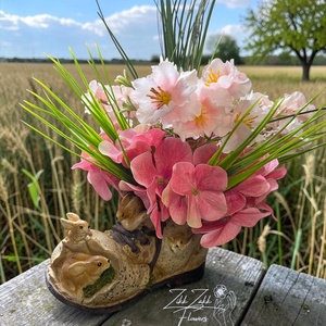 Rózsaszín virágos nyuszis bakancs kaspó - otthon & életmód - virágdekoráció - virágdíszek - asztali virágdísz - Meska.hu