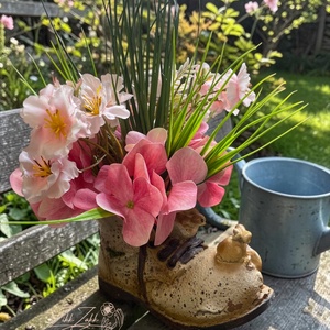 Rózsaszín virágos nyuszis bakancs kaspó - otthon & életmód - virágdekoráció - virágdíszek - asztali virágdísz - Meska.hu