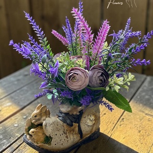 Lila mezős hangulatú nyuszis bakancs kaspó - otthon & életmód - virágdekoráció - virágdíszek - virágdísz kaspóban - Meska.hu