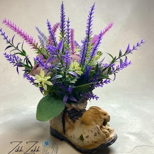 Lila mezős hangulatú nyuszis bakancs kaspó - otthon & életmód - virágdekoráció - virágdíszek - virágdísz kaspóban - Meska.hu