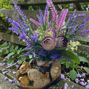 Lila mezős hangulatú nyuszis bakancs kaspó - otthon & életmód - virágdekoráció - virágdíszek - virágdísz kaspóban - Meska.hu