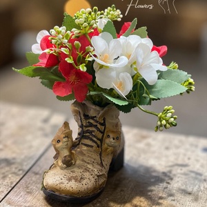 Virágkompozíció dekor bakancs kaspóban � mókus figurával - otthon & életmód - virágdekoráció - virágdíszek - asztali virágdísz - Meska.hu