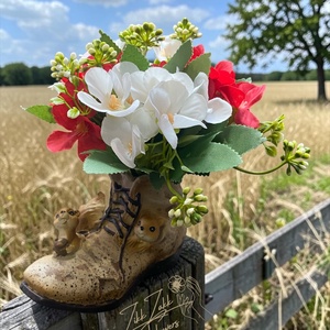 Virágkompozíció dekor bakancs kaspóban � mókus figurával - otthon & életmód - virágdekoráció - virágdíszek - asztali virágdísz - Meska.hu