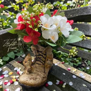 Virágkompozíció dekor bakancs kaspóban � mókus figurával - otthon & életmód - virágdekoráció - virágdíszek - asztali virágdísz - Meska.hu