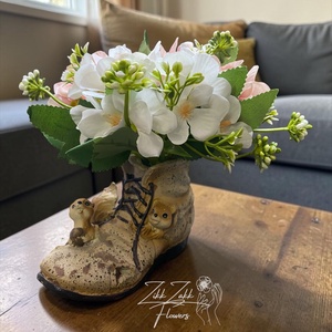 Virágkompozíció dekor bakancs kaspóban - otthon & életmód - virágdekoráció - virágdíszek - asztali virágdísz - Meska.hu