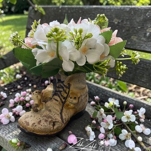 Virágkompozíció dekor bakancs kaspóban - otthon & életmód - virágdekoráció - virágdíszek - asztali virágdísz - Meska.hu