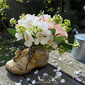 Virágkompozíció dekor bakancs kaspóban - otthon & életmód - virágdekoráció - virágdíszek - asztali virágdísz - Meska.hu